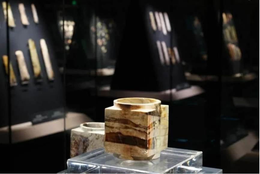 看到這張照片，你是不是以為玉琮在“裸展”？沒(méi)錯(cuò)，確實(shí)像。但它真的沒(méi)有裸展