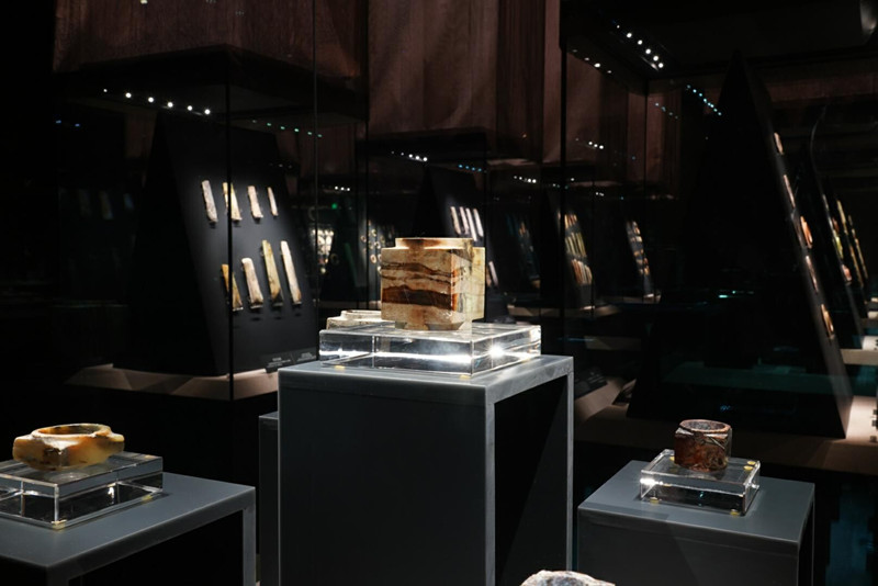 玉石展柜區(qū)，因?yàn)榈头床ＡУ募映?，更顯通透